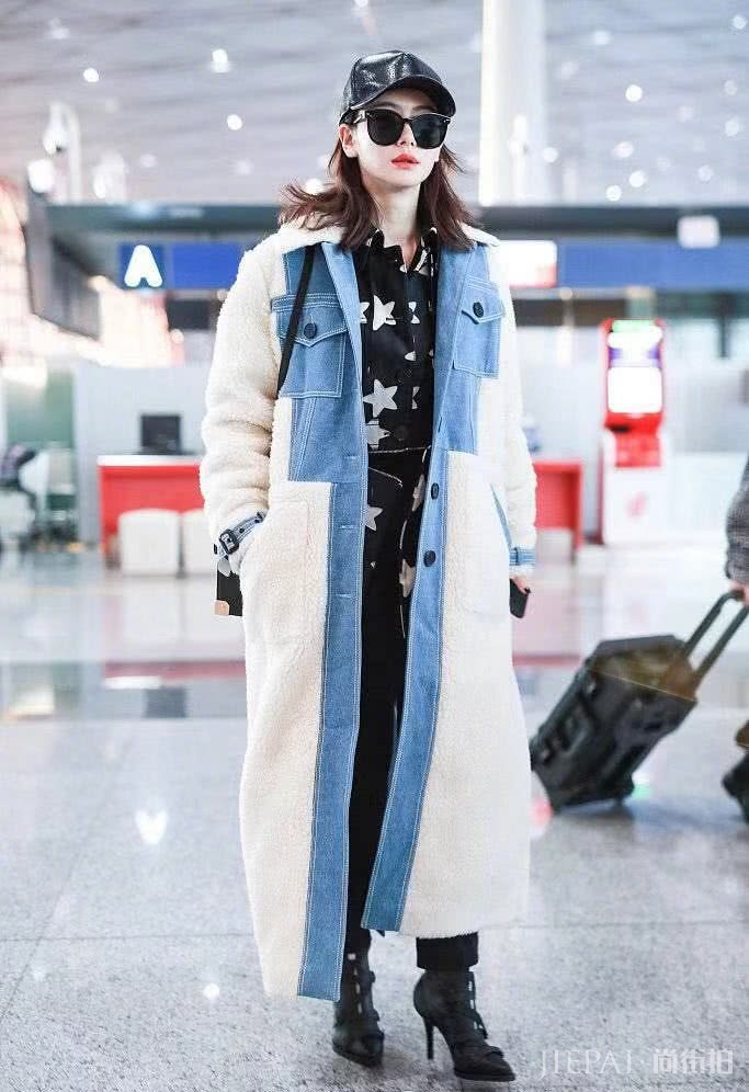 戚薇撞衫张天爱，同款风衣演绎不同季节时髦搭