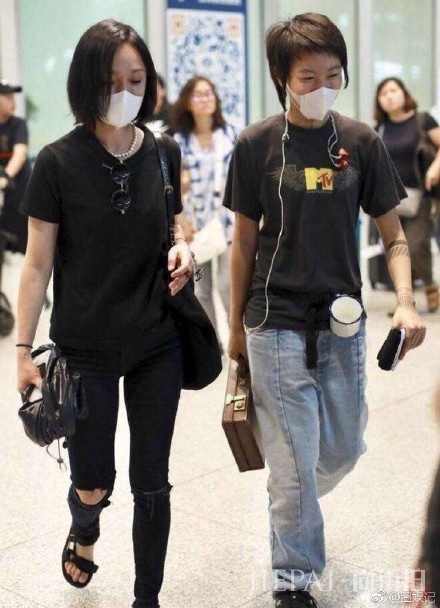 窦靖童周迅一起拍照，网友：一个发型师做的头发