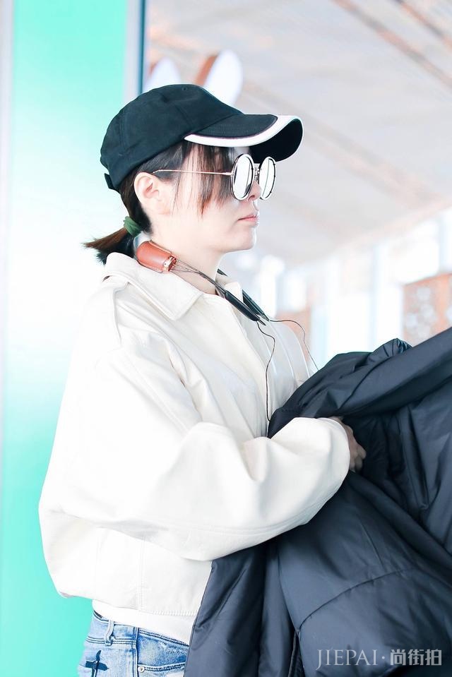张靓颖机场又穿大羽绒服瘦腿裤,只是换个发型最少年轻10岁!