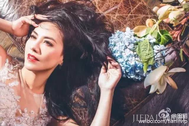 开记者会直播离婚,45岁嫁小13岁男友:她才是张雨绮的前辈