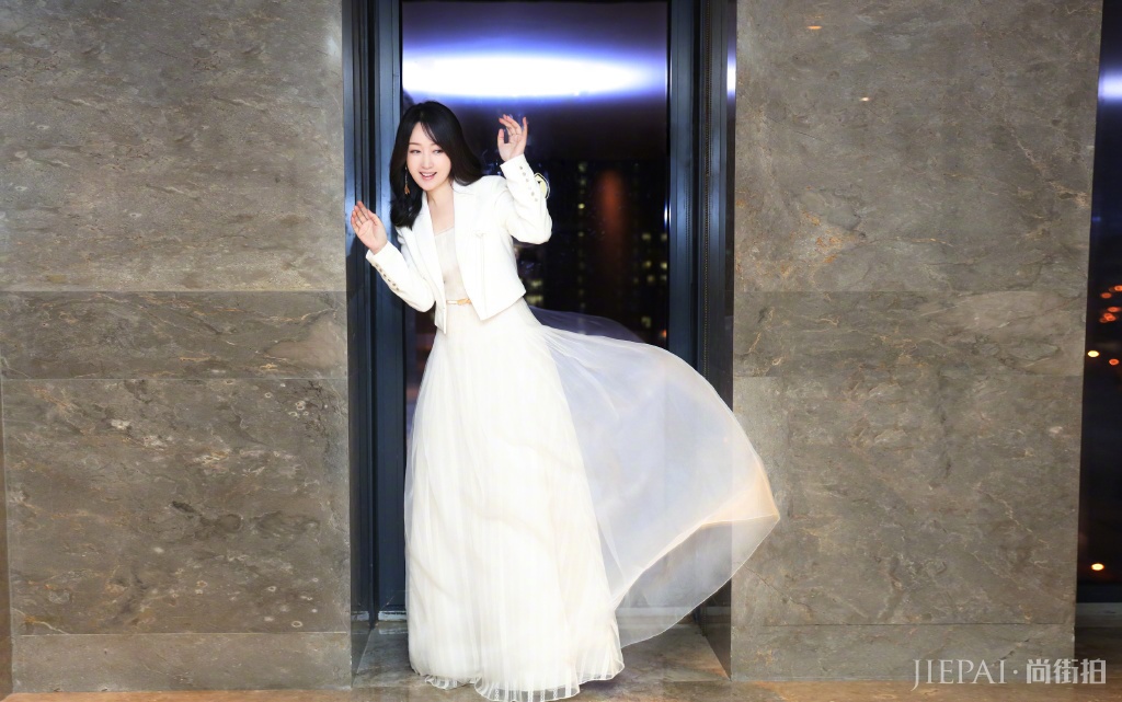 杨钰莹一袭白色连衣裙美成仙女样,少女感爆棚