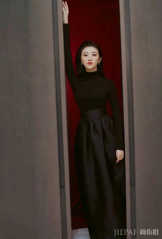 景甜裙摆在舞台上鼓成一个球,一下台就扁了