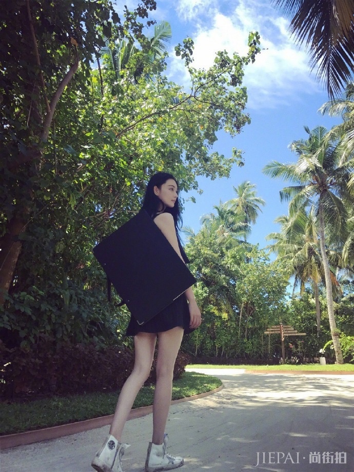 张馨予婚后穿衣不再各种性感了,舒服了很多