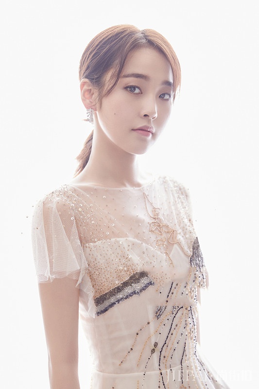 张佳宁笑容式美人“杀手”!透视纱网+拖地长裙,这才叫仙女