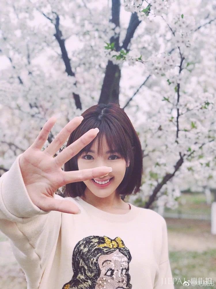 像毛晓彤一样闪闪惹人爱，来年运气才不会差噢