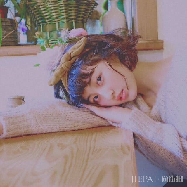 张子枫换卷发美成漫画少女,发型果真很重要啊!