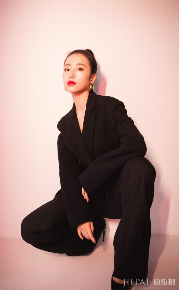 周雨彤的“花洒裤”，穿上气场杠杠的