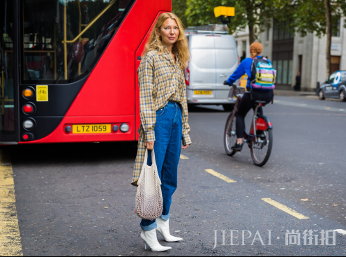 英伦风情格子衬衫怎么搭配