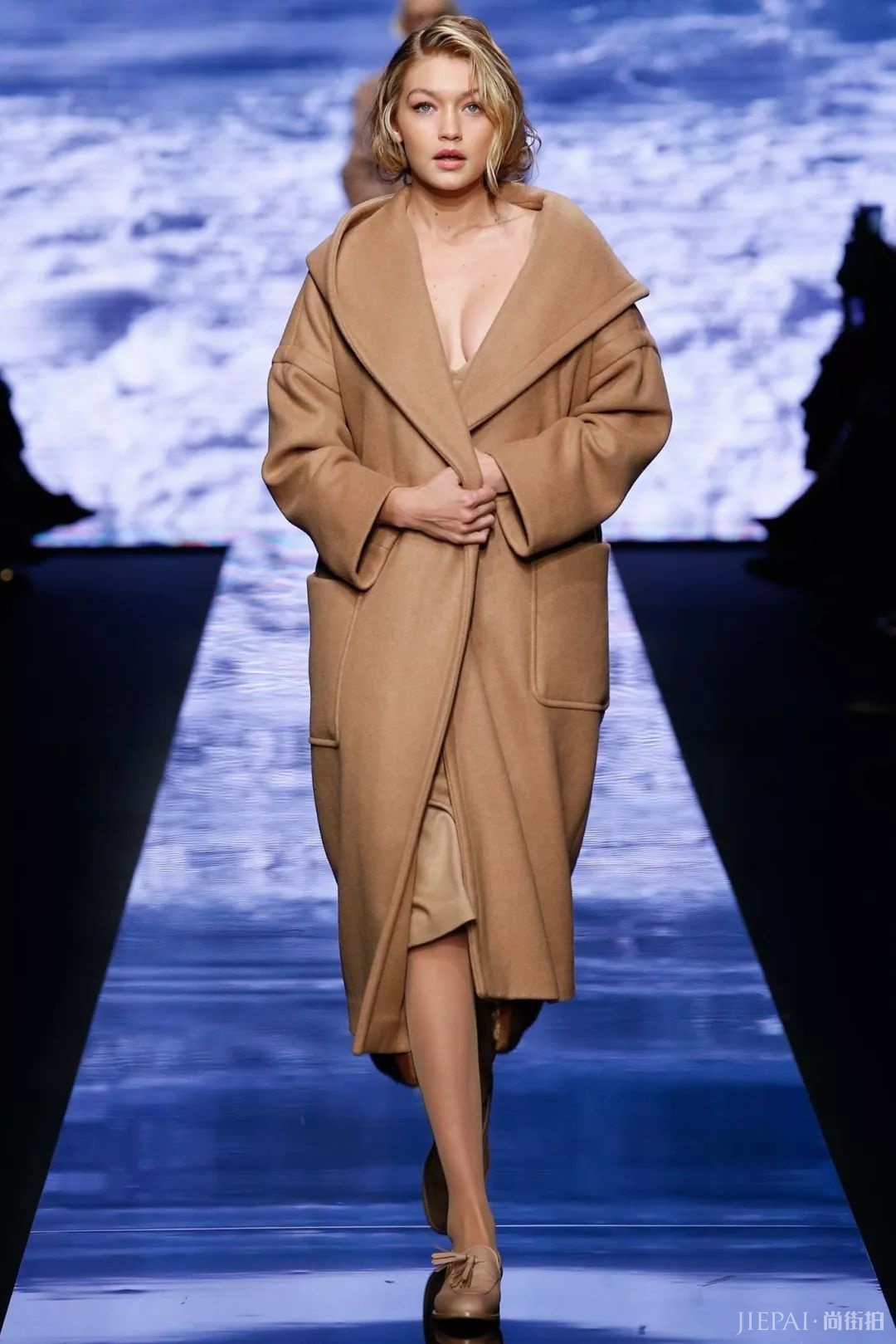 最会穿大衣的女人,都选择了MaxMara!
