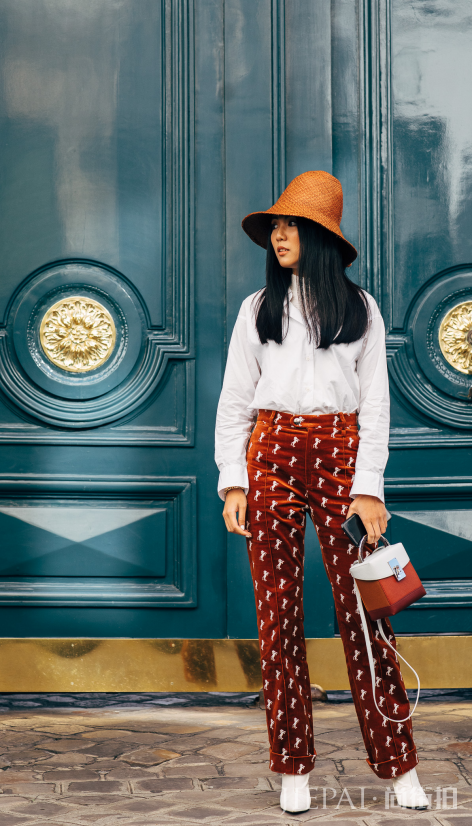 毛绒绒的温暖时尚魔法 白衬衫配什么毛衣