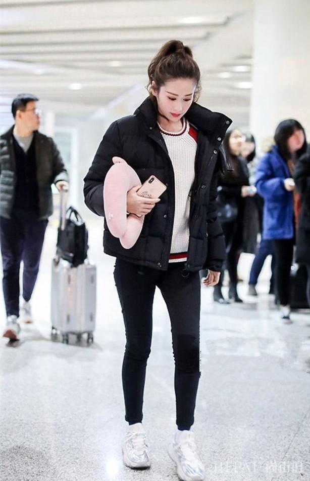 关晓彤和颖儿撞上羽绒服,网友:终于见识了真正的少女感