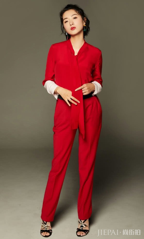 万茜穿牛仔裤就该搭配“猪血靴”,美如少女还贼帅气