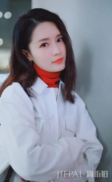 李沁的外套里面叠穿两件毛衣, 脖子上露出一抹中国红, 看着好美!
