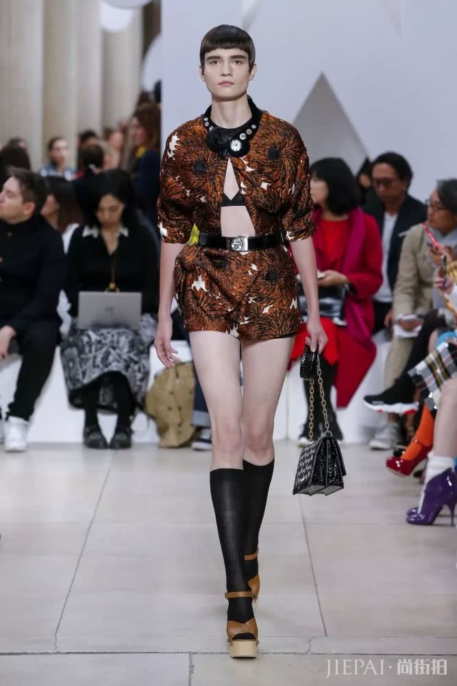 热珊瑚色来临之前,今年冬天是这个颜色的天下