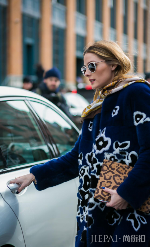 中长款大衣配什么围巾 夸张高饱和度做冬季主角