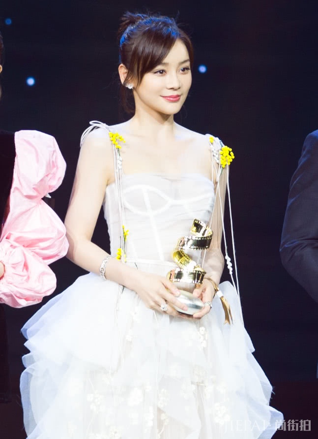 袁姗姗的“黄豆裙”才最别致,显白百分百!