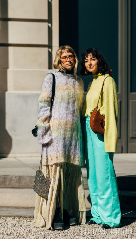 甜美的冬季街头就要穿暖色毛衣