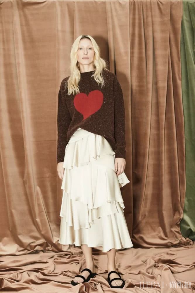 热珊瑚色来临之前,今年冬天是这个颜色的天下