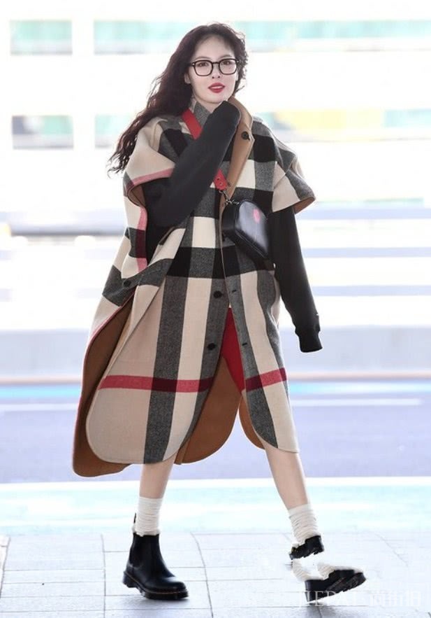 韩国知名歌手金泫雅,腰间别朵小白花,充满了Swag!