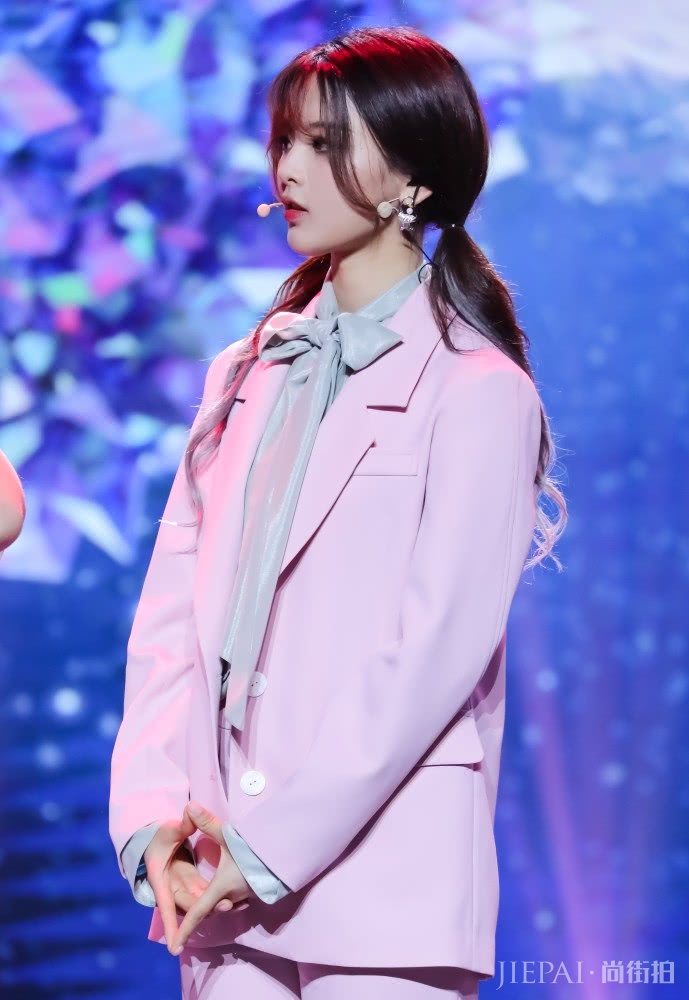 杨超越又扎双马尾了，气质变得更加甜美了