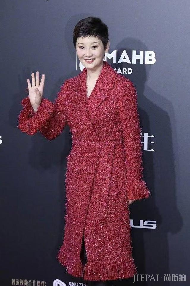 徐帆也紧追潮流, “狗啃刘海”短发加“起球”大衣, 帅气优雅两不误