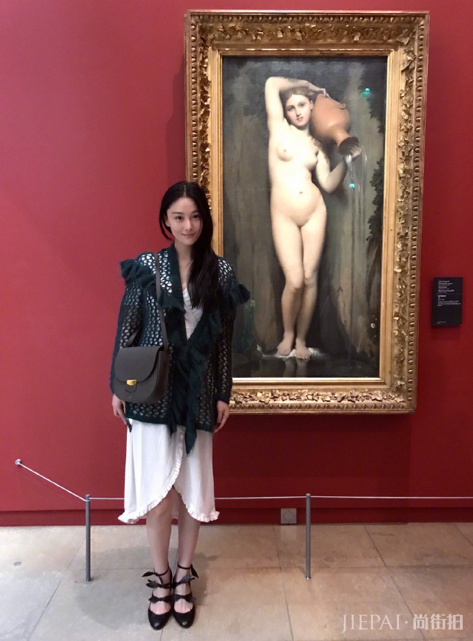 张馨予婚后穿衣不再各种性感了,舒服了很多