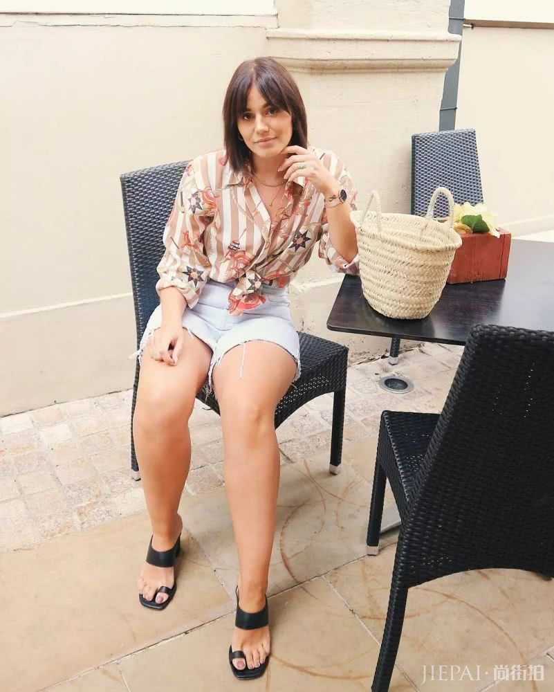 微胖的女生怎么穿衣搭配才能遮肉呢?来看时尚博主真人示范吧!