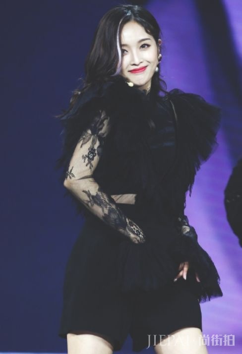 吴宣仪机场里绚丽夺目,闪闪发光!