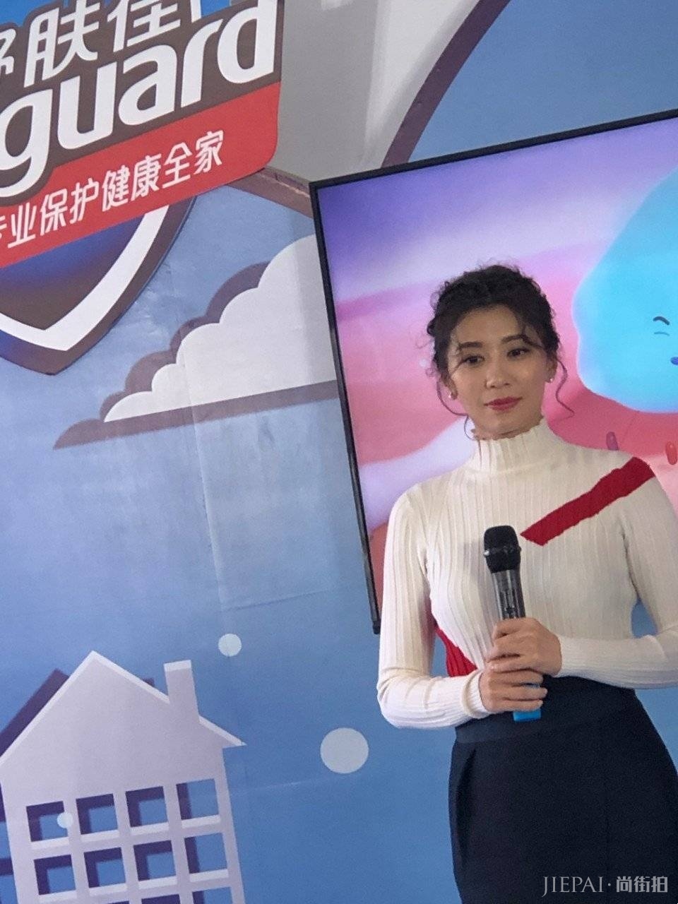 贾静雯针织衫配包臀裙优雅气质,搭配泡面刘海太减龄