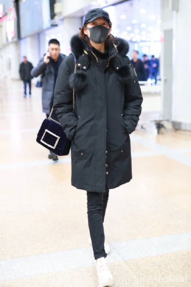 “国民闺女”关晓彤现身机场，一身黑酷帅十足，很是接地气