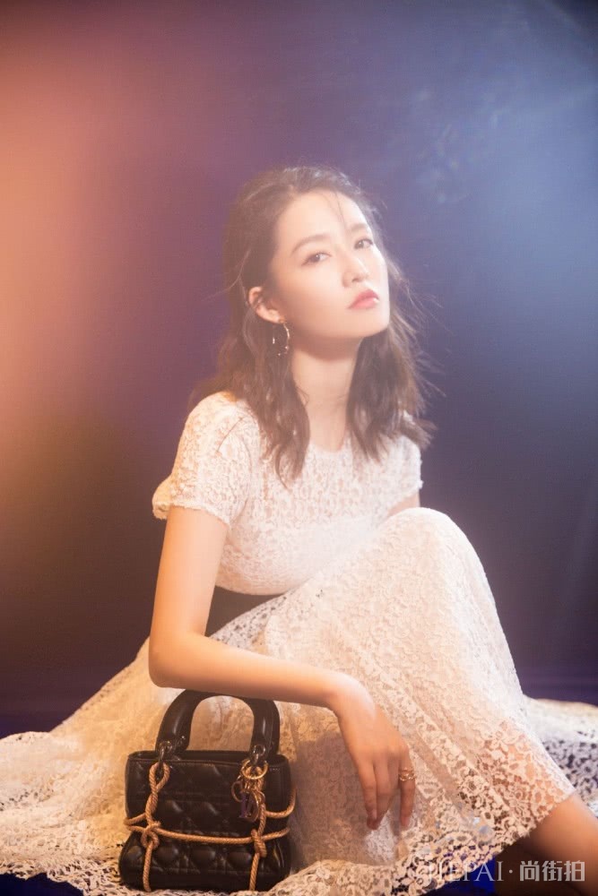 李沁蕾丝裙宽腰带穿出175气场,太美了!