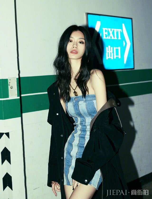 奚梦瑶穿露肩上衣戴宝石红手表,惊艳不止一点点