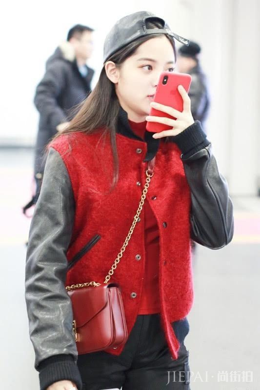 欧阳娜娜穿红黑色拼接夹克, 配一条工装裤, 反戴帽子显俏皮!