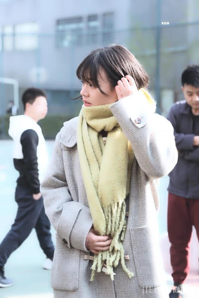 牛角扣大衣配什么裤子?马思纯搭配直筒裤温柔又时髦,真漂亮