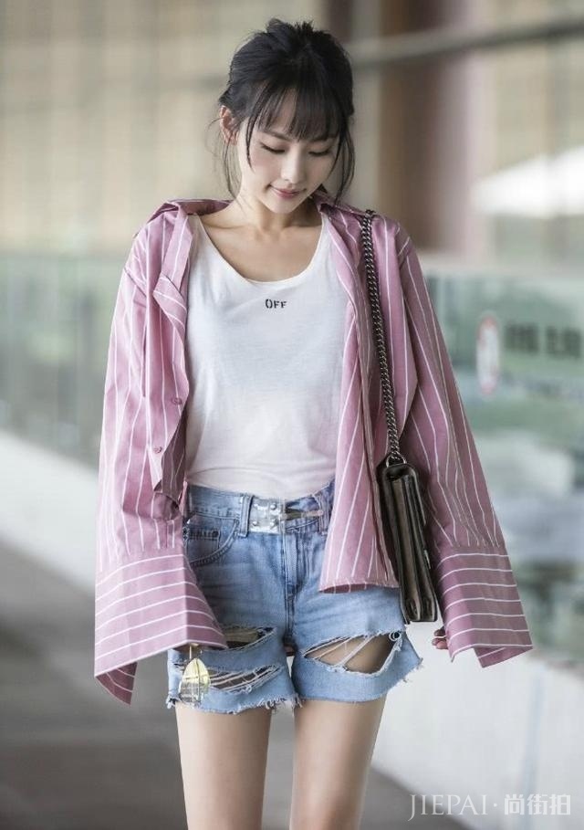 “琼女郎”张嘉倪秀巴掌腰