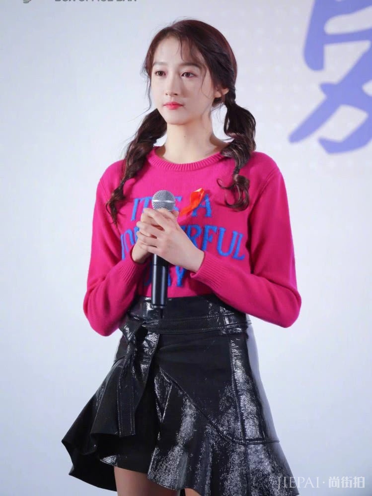 关晓彤扎双马尾穿短裙,穿出了美少女该有的样子