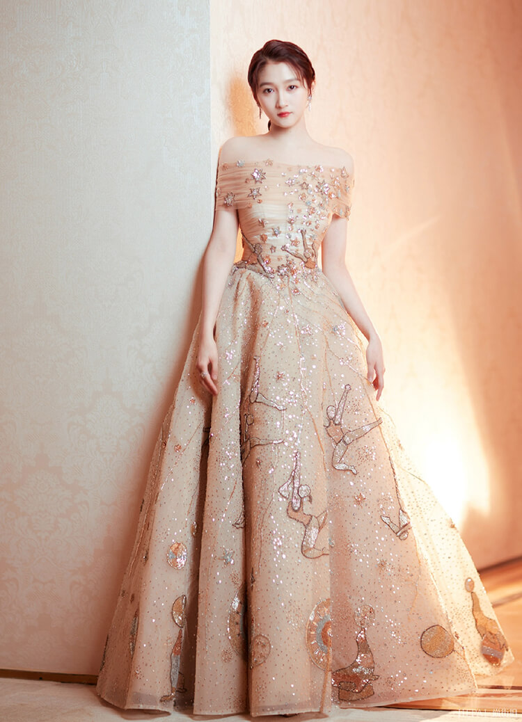 关晓彤一袭金色星星裙高调走红毯,无敌气质闪耀全场!