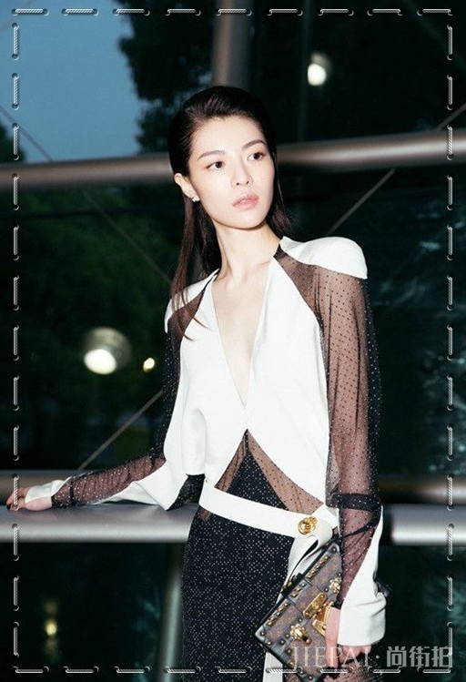 钟楚曦棉服不穿身上却挂包上,宁愿挨冻也要抢镜?