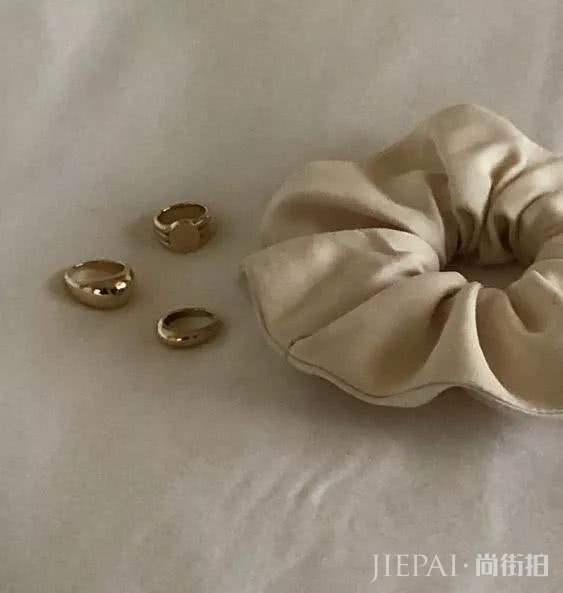 时尚圈太膨胀了吧 小时候1块钱的发圈现在卖到1000 凭什么