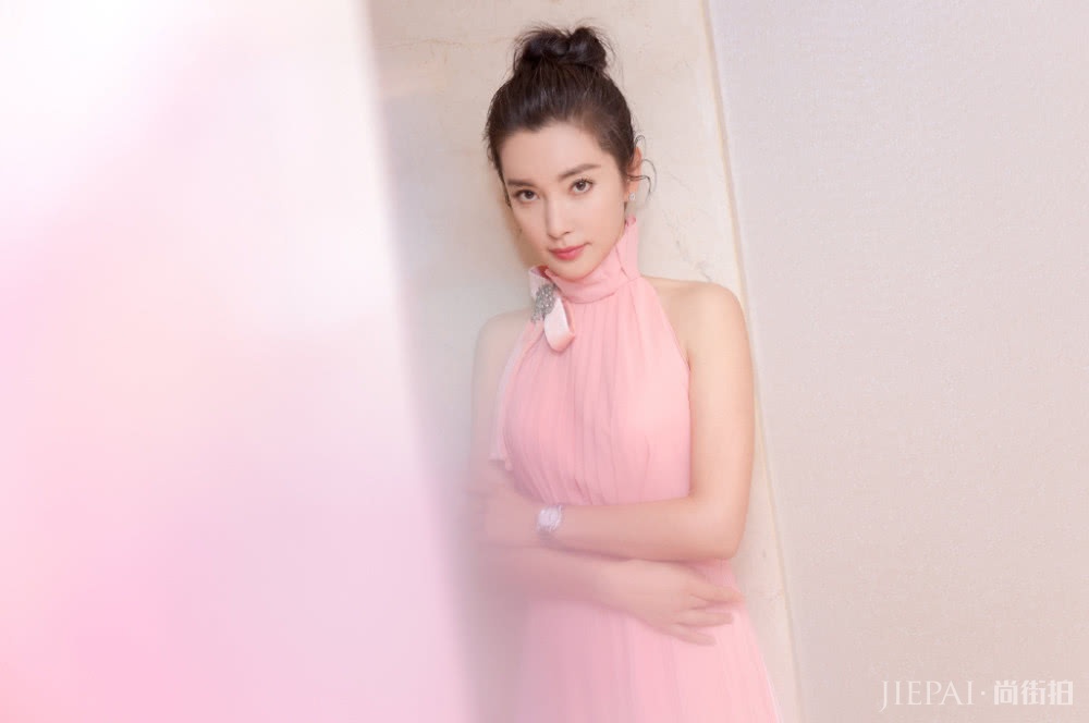 李冰冰一袭粉色裙清新减龄，少女感爆棚