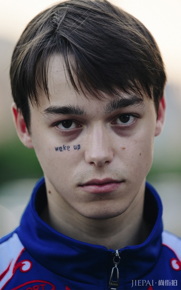 这个男孩自称是“垃圾王”、“宿醉婊”，却意外走红社交网络