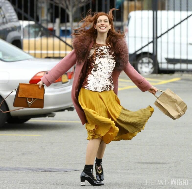 因太完美而被观众讨厌?安妮·海瑟薇实力演绎美人在骨不在皮