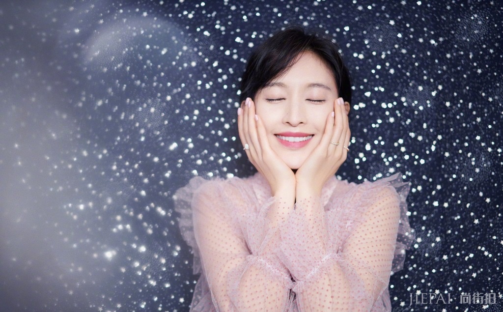 张俪身穿黑色皮衣搭配牛仔裤走机场