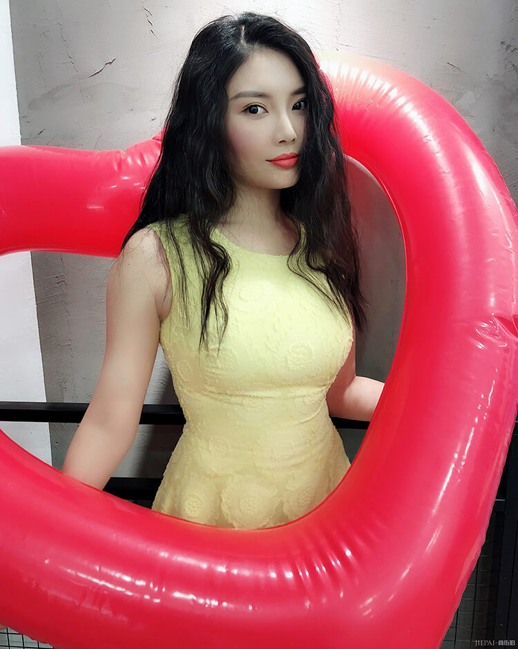徐冬冬最新写真图片 化身泡面女孩与气球玩耍，好萌好甜！