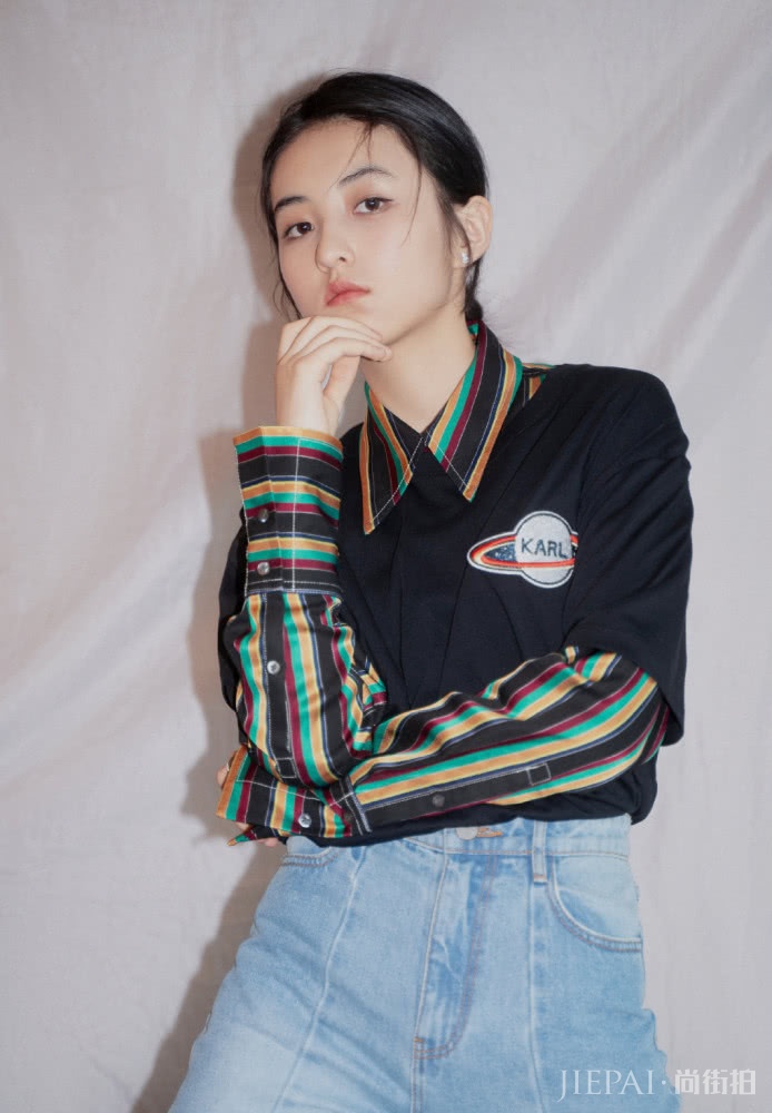 张子枫扎丸子头,换双高跟鞋秒变女神,美到了骨子里了。