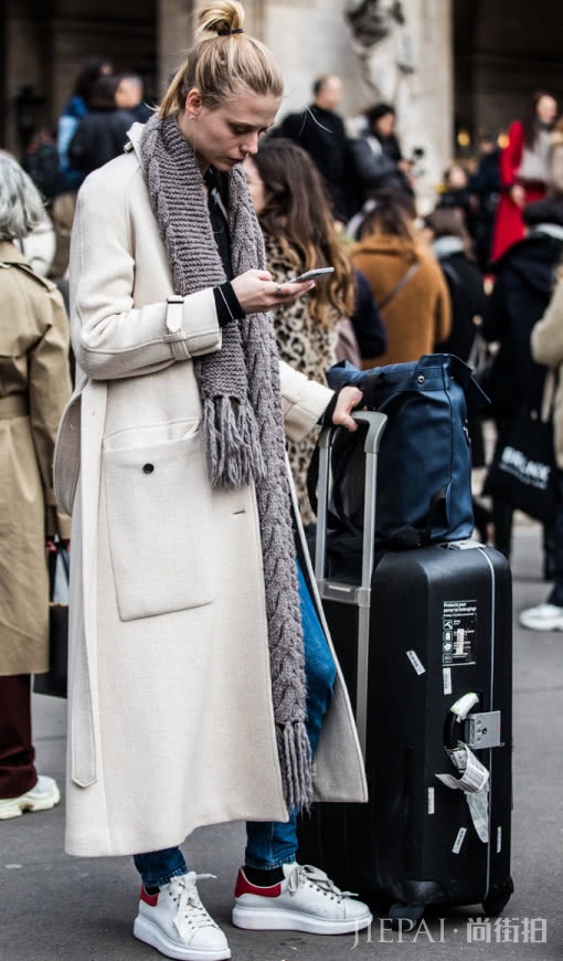 大衣配什么好?大衣搭配小白鞋活力十足