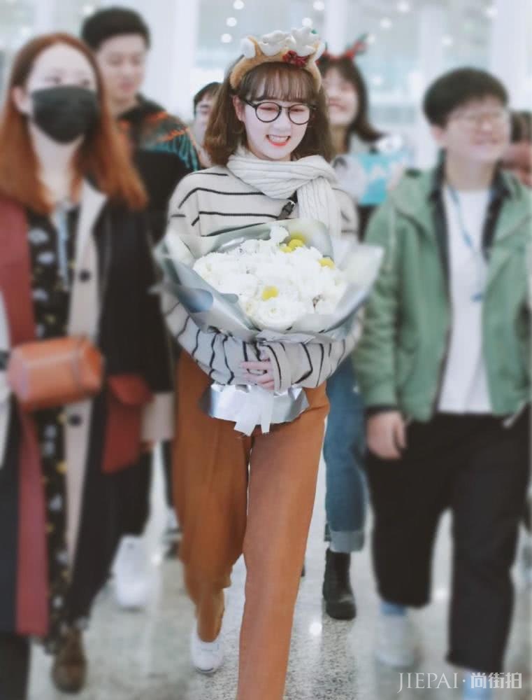被《创造101》淘汰,机场却获众人簇拥,打扮减龄一笑超可爱