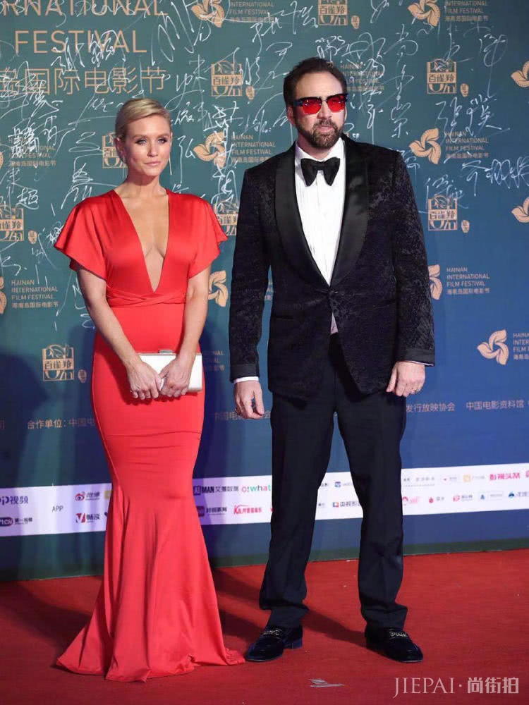 尼古拉斯凯奇大变样,一脸胡子穿西装,成全场焦点