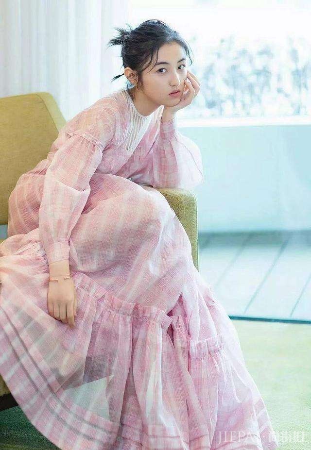 张子枫粉色蓬蓬裙可爱又清纯，17岁衣品艳压众女星！