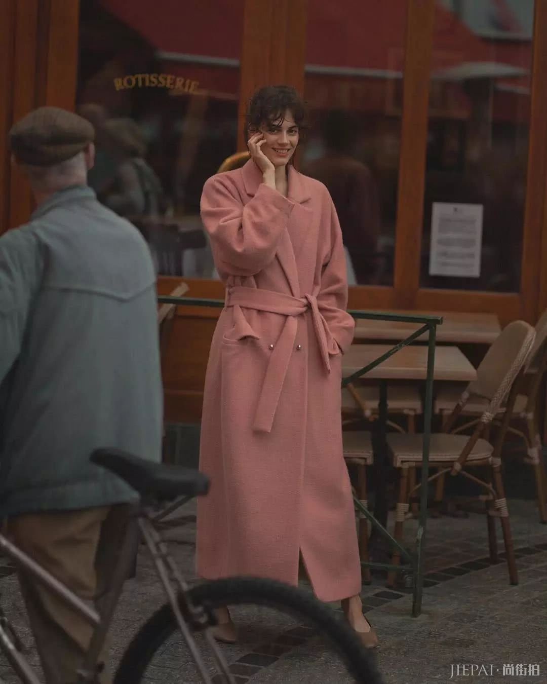 最值得投资的大衣除了黑驼灰，还有这两个色